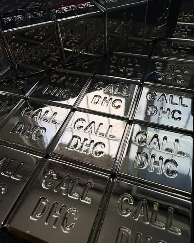 Bloques cromados con el texto CALL DHC grabado